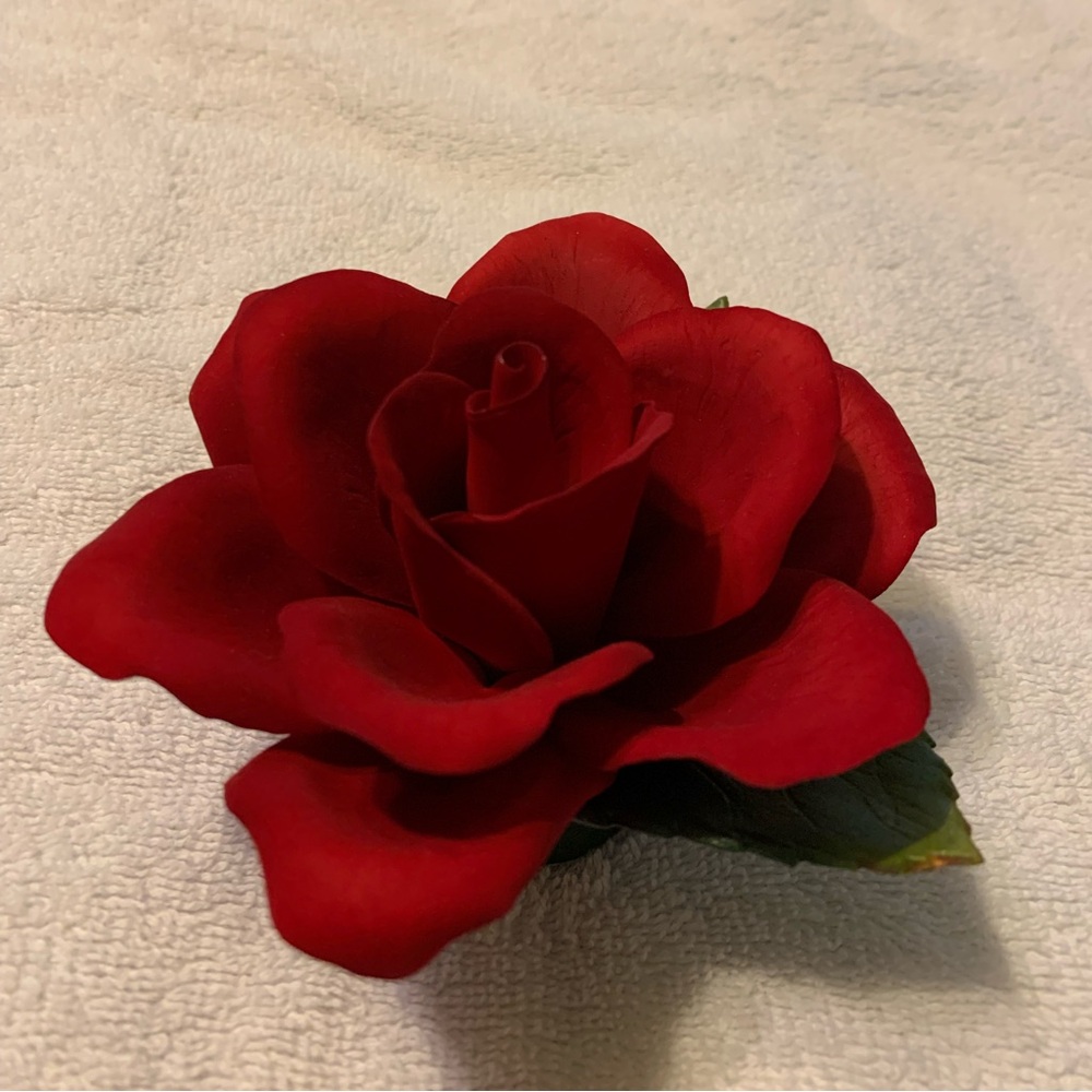 Porcelain red rose made in Italy